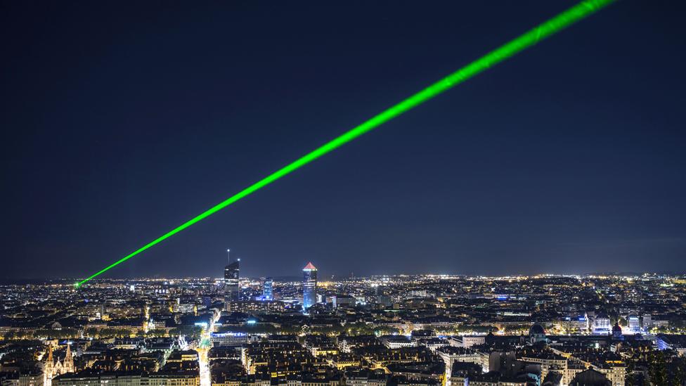 Até onde um laser pode alcançar? Revelando as distâncias de trabalho das vigas a laser
