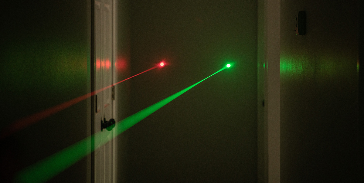 mira laser vermelha vs verde mirando em uma parede
