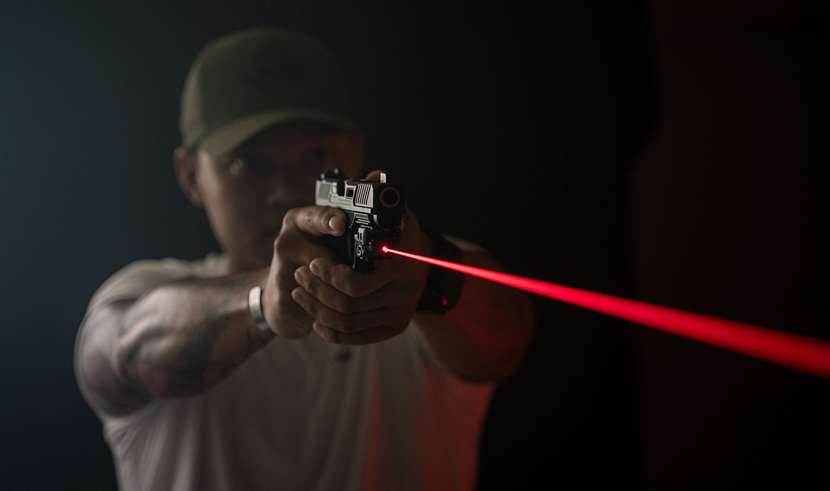 Atirar com mira de pistola laser vermelha